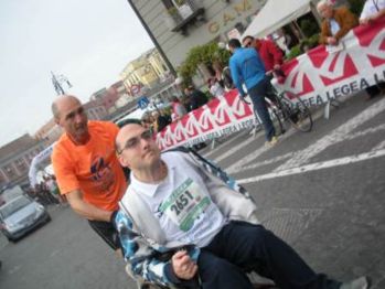 Mario spinge Alessandro alla mezza-maratona di Napoli del 2010