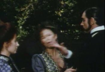 Claudia Cardinale, donna del guappo Fabio Testi, si becca uno schiaffo dal suo guappo.Il film è I Guappi