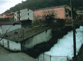 L'acqua scorre  nel centro di Caposele