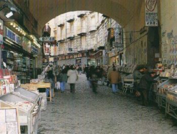 Centro Storico di Napoli - Le bancarelle a Port'Alba