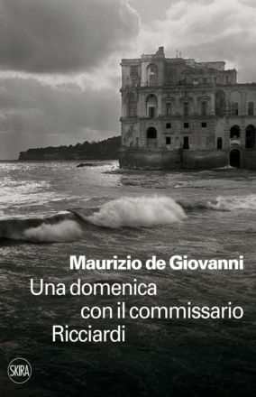 La copertina di  Una domenica con il Commissario Ricciardi 
