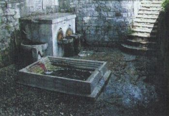 una fontana nel centro storico di Guardia Lombardi