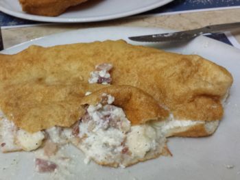 La pizza fritta: l'interno con la ricotta e i cicoli