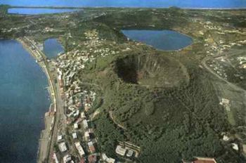 La nascita del Monte Nuovo: in questa foto si può apprezzare l'incredibile insieme costituito dal  Monte Nuovo, dai due laghi  d'Averno e  Lucrino, ancora il Lago Fusaro e, tutto intorno, il mare!