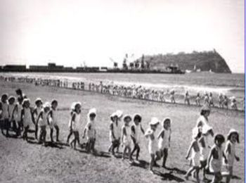Una vecchia immagine della spiaggia di Coroglio affollata dai ragazzi delle colonie estive