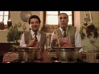 Dal film Incantesimo Napoletano, due protagonisti alle prese con il ragù napoletano che pippea.