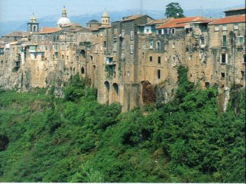 Sant'Agata dei Goti: la roccia tufacea