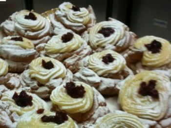 zeppole: una foto di un piatto di zeppole di San Giuseppe