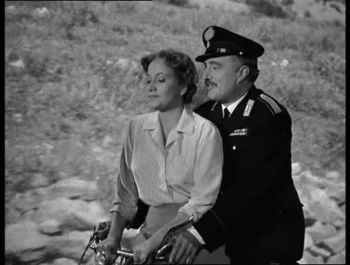 Marisa Merlini in bicicletta con Vittorio De Sica