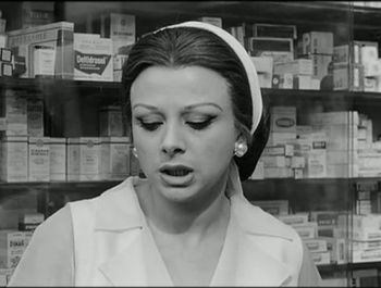 Esmeralda, la protagonista de Le belle famiglie, in farmacia a comprare farmaci per marito e amante