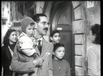 Il Ragioniere Spasiano intrepretato da Mario Soldati con la sua famiglia