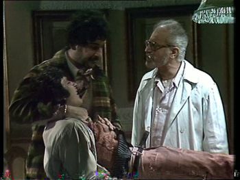 Fabio Della Ragione, il braccio destro di Barracano, con il ferito, Palommiello (Salemme), accompagnato da Nait (M.Honorato)