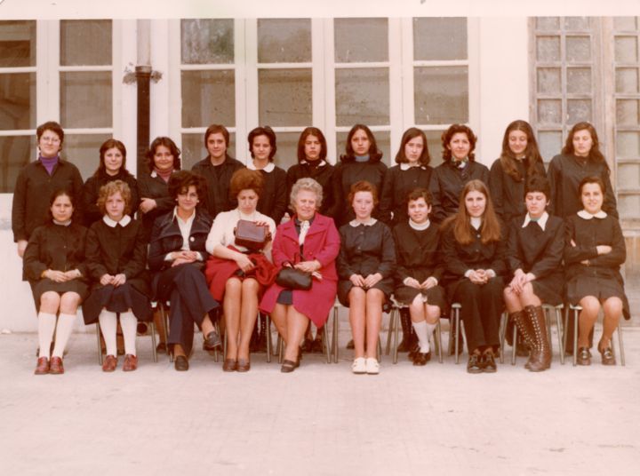 Una scolaresca della Scuola Belvedere con la prof.Anna Clementi seduta al centro. Anno 1971.