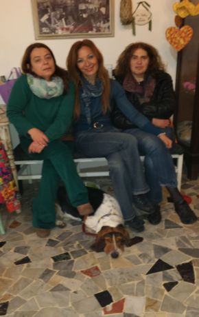 Maria, Marilù e Susy con Olivier, la mascotte di Che Follia 