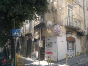 La palazzina in via Santa Teresa 107, angolo via Stella: qui abita il commissario Ricciardi