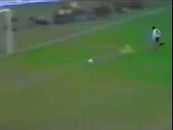 Maradona supera sulla sinistra Clemence in Inghiletrra-Argentina del 1979: il pallone però non entra in porta
