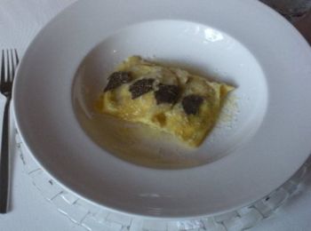 Ravioloni di burrata con manteca campana e tartufo nero di Bagnoli Irpino