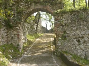 Un sentiero nei pressi del Castello di Serino