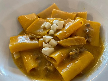 Paccheri con zucca, salsiccia, funghi e provola