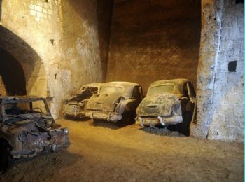 Alcune delle vecchie auto ritrovate durante i lavori di ripristino del Tunnel Borbonico
